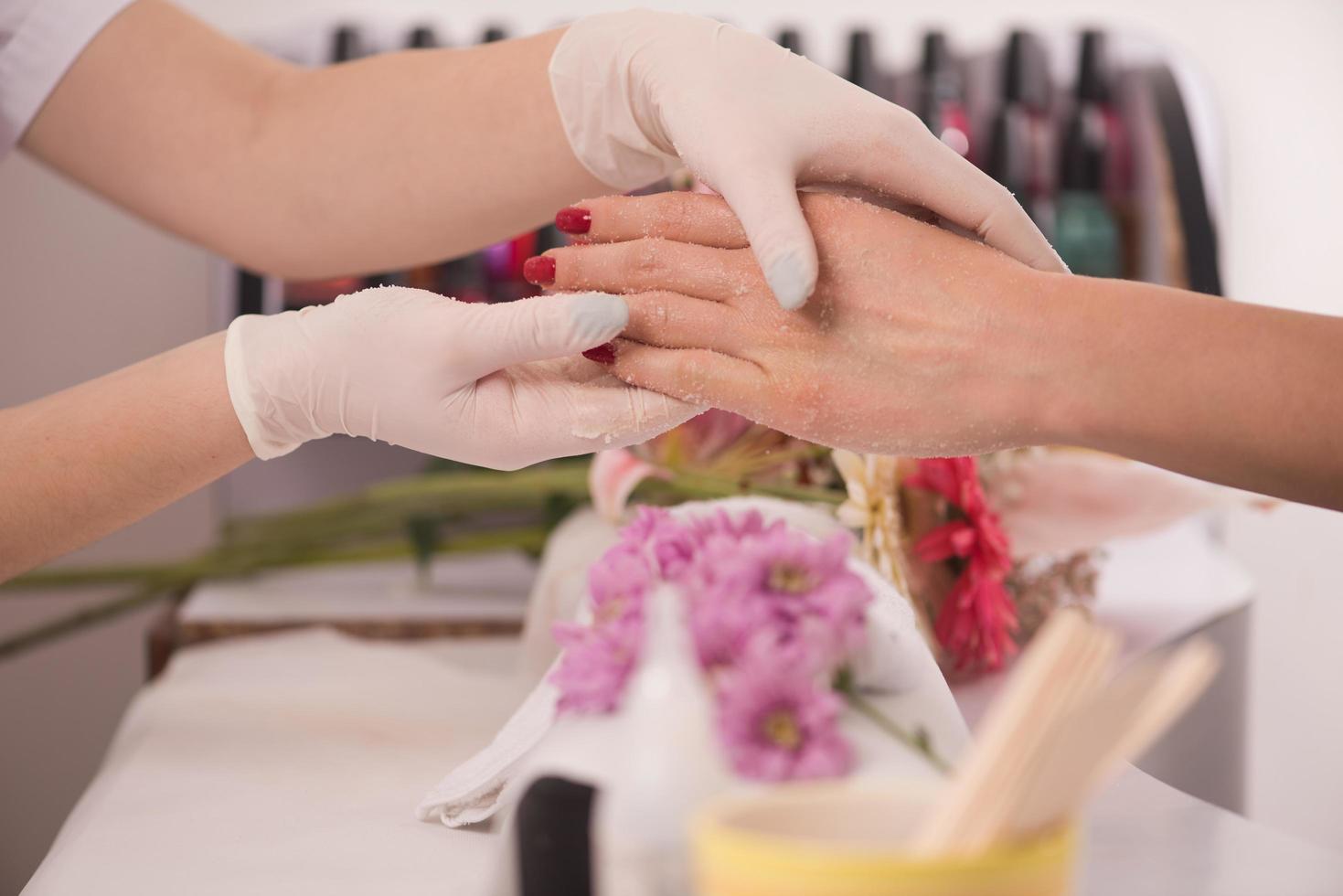 vrouw handen ontvangen een manicure foto