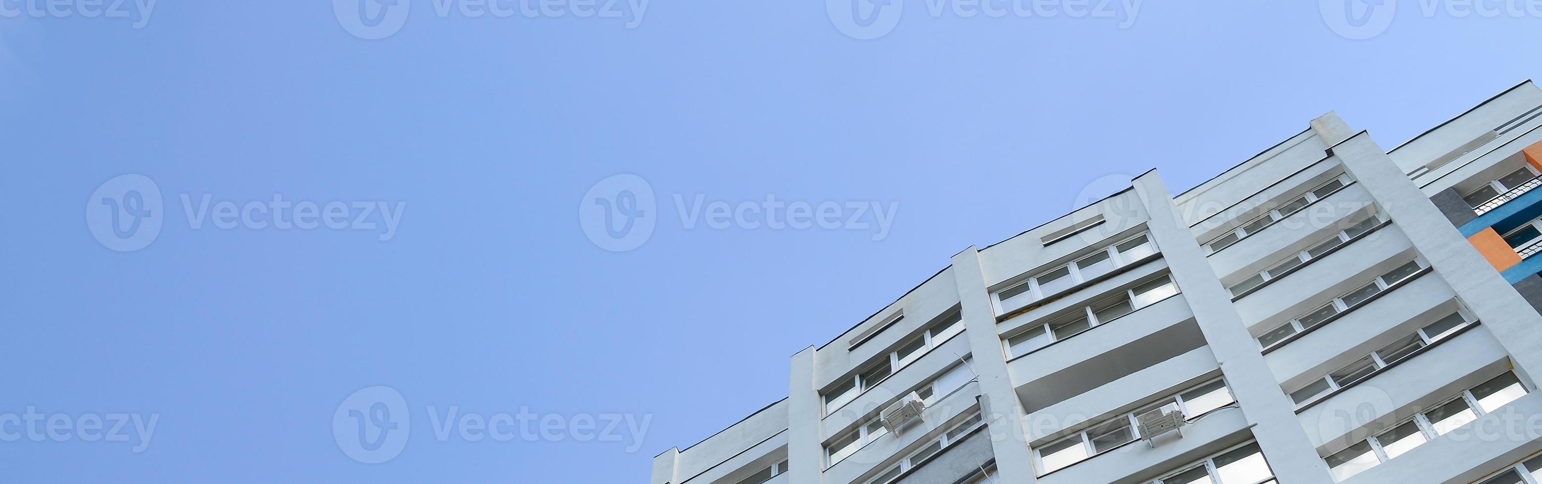 nieuw multy verdieping woon- gebouw en blauw lucht foto