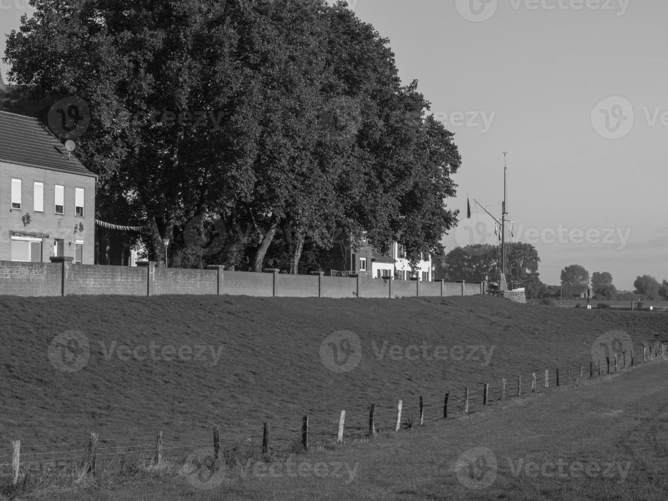 de klein dorp van gegroet Bij de rivier- Rijn foto