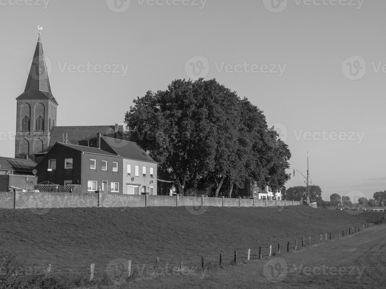 de klein dorp van gegroet Bij de rivier- Rijn foto