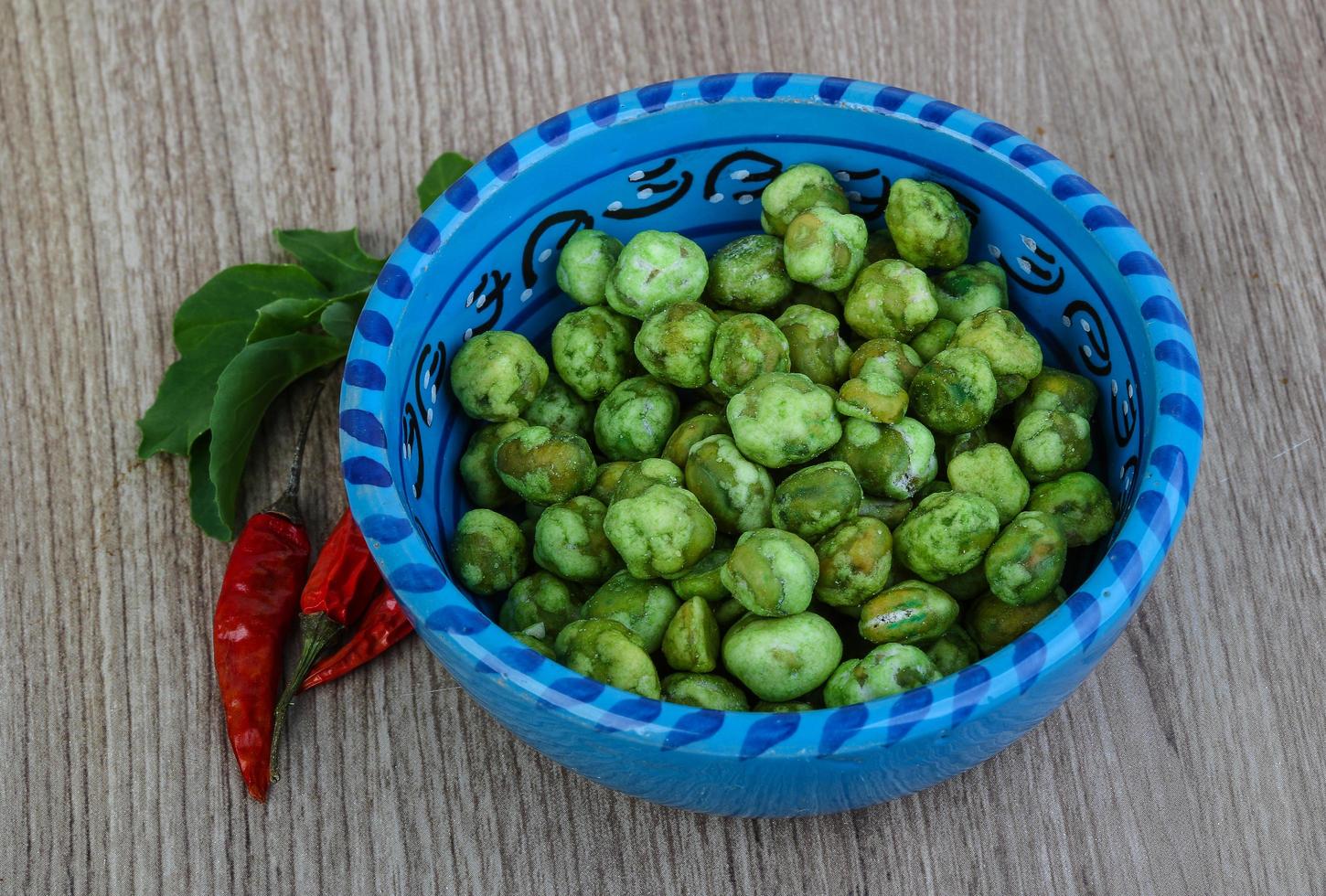 wasabi erwten Aan hout foto