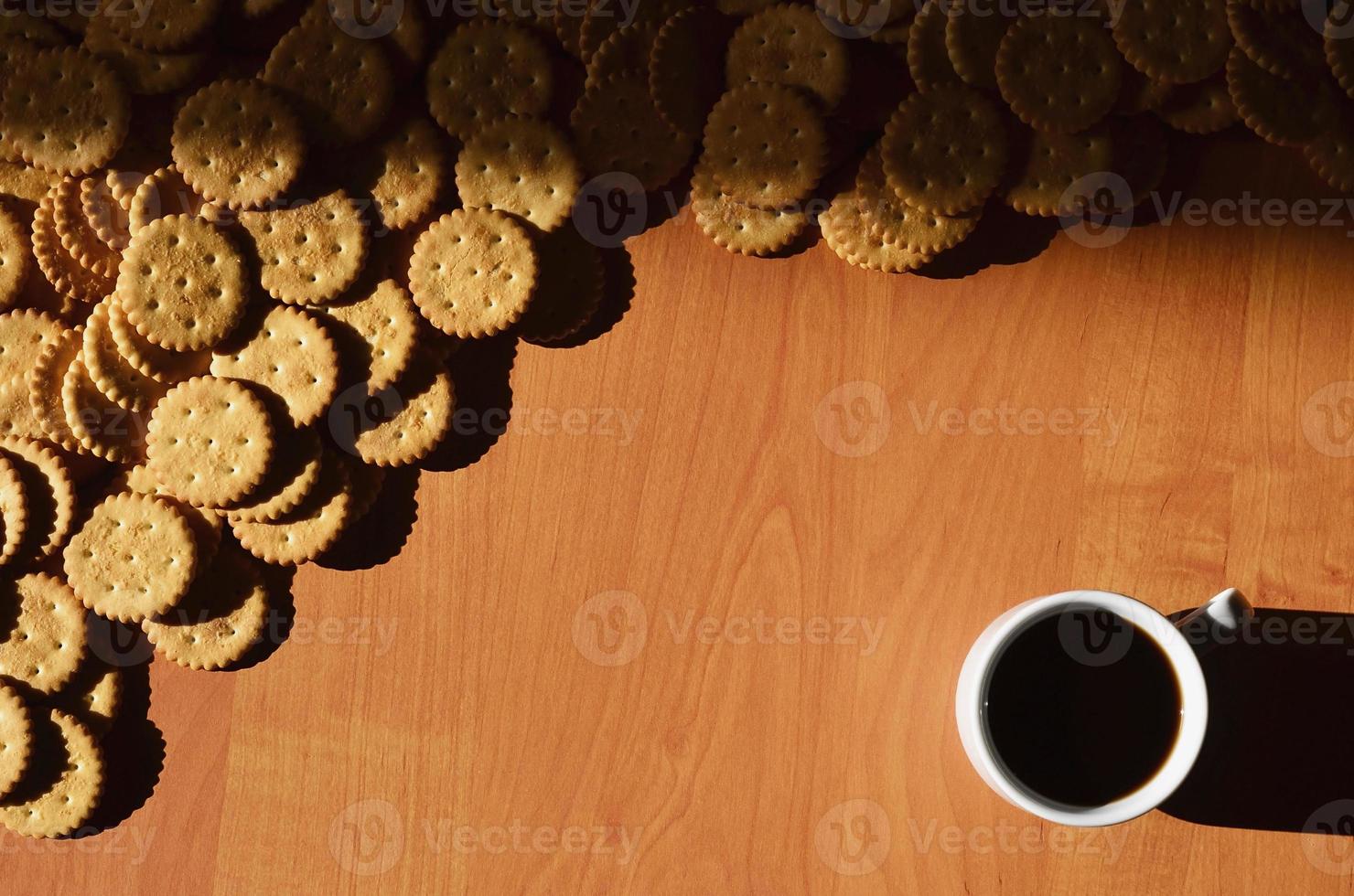 klein koffie kop en gezouten kraker foto