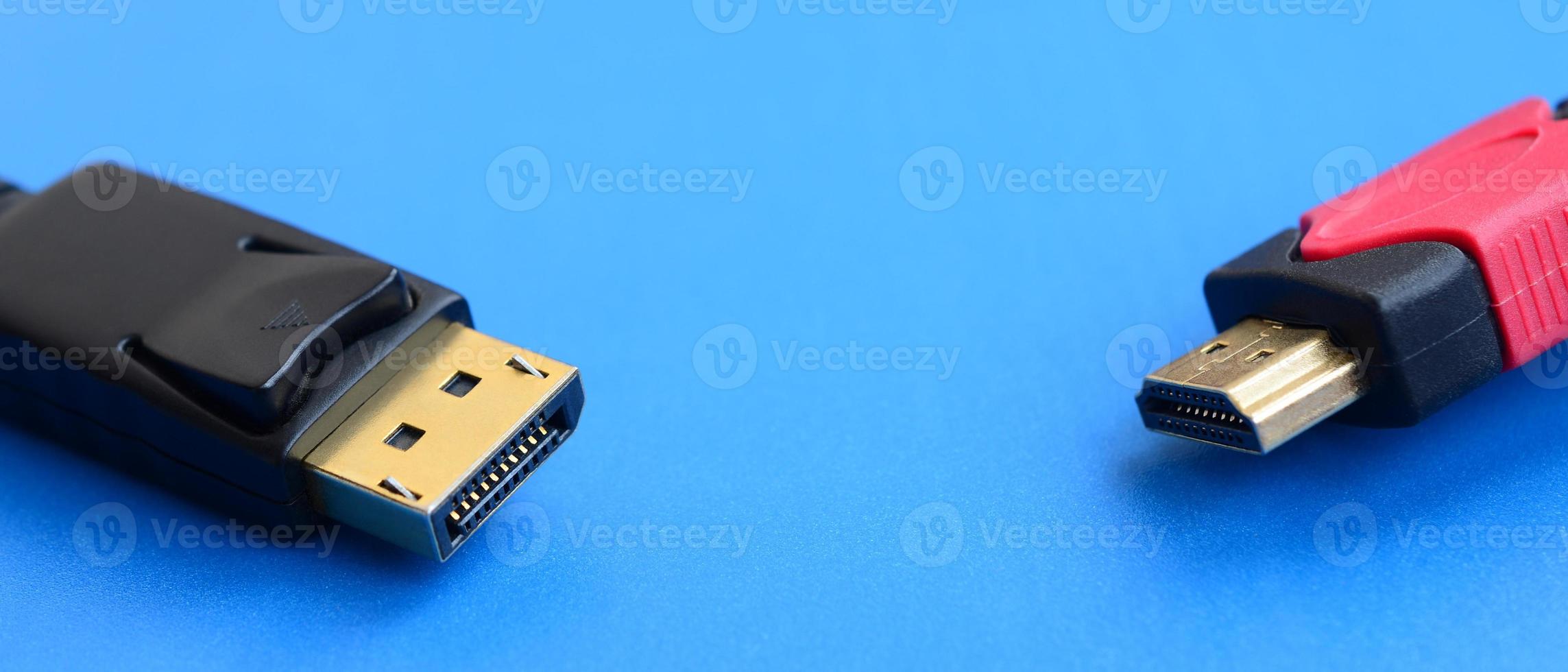 audio video hdmi computer kabel plug en 20-pins mannetje displayport goud geplateerd connector voor een vlekkeloos verbinding Aan een blauw achtergrond foto