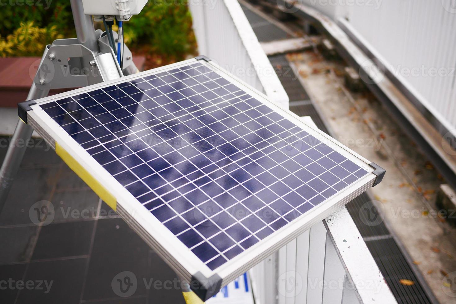 zonnepanelen op een dak foto
