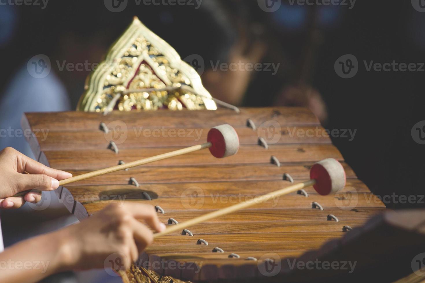 xylofoon Aziatisch cultuur klassiek muziek- instrument gamelan, detailopname handen musicus raken de Thais houten alt xylofoon instrument. foto