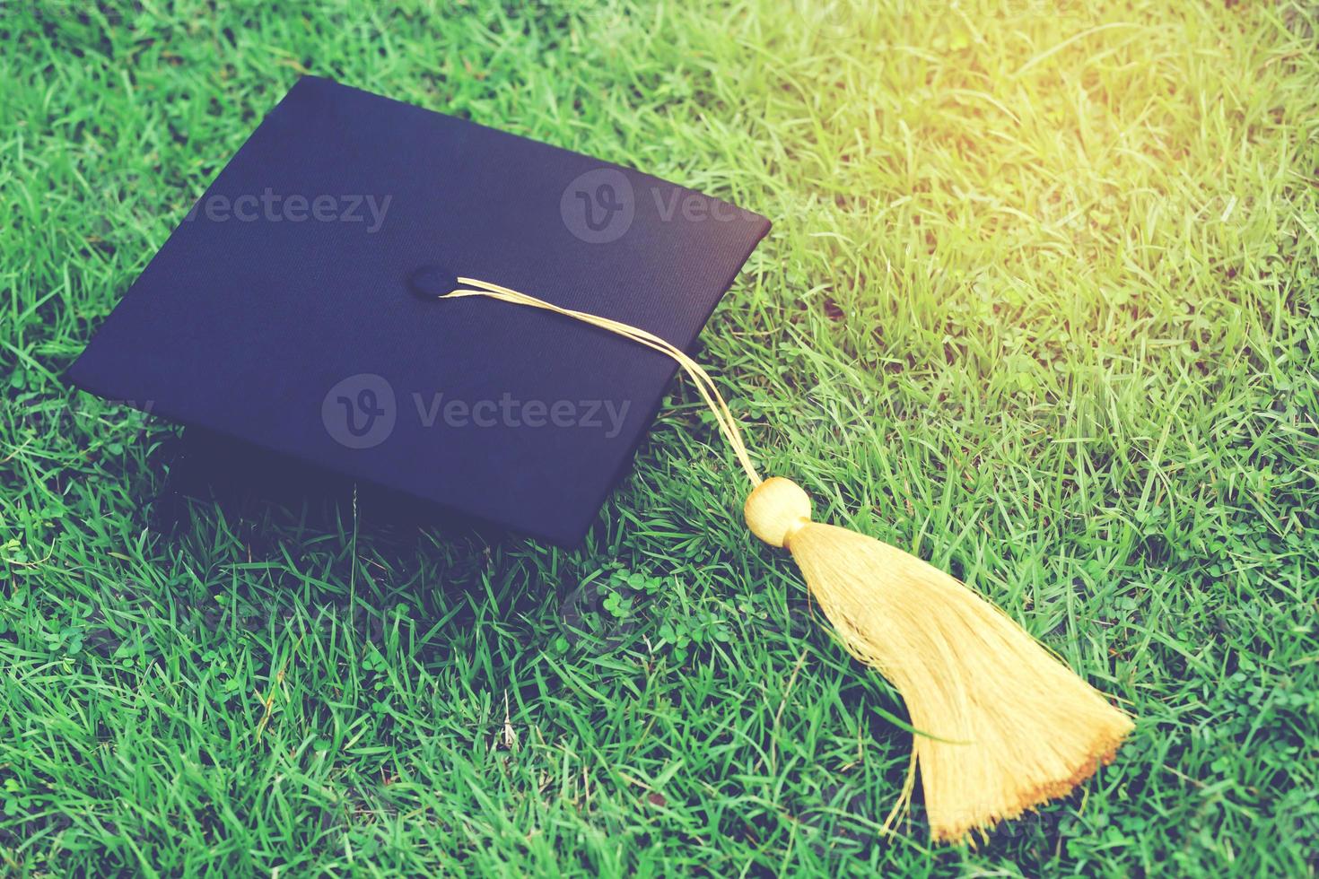 schot van diploma uitreiking hoeden Aan de gras, concept gedurende aanvang succes afgestudeerden van de universiteit, concept onderwijs felicitatie. diploma uitreiking ceremonie , gefeliciteerd de afgestudeerden in Universiteit. foto