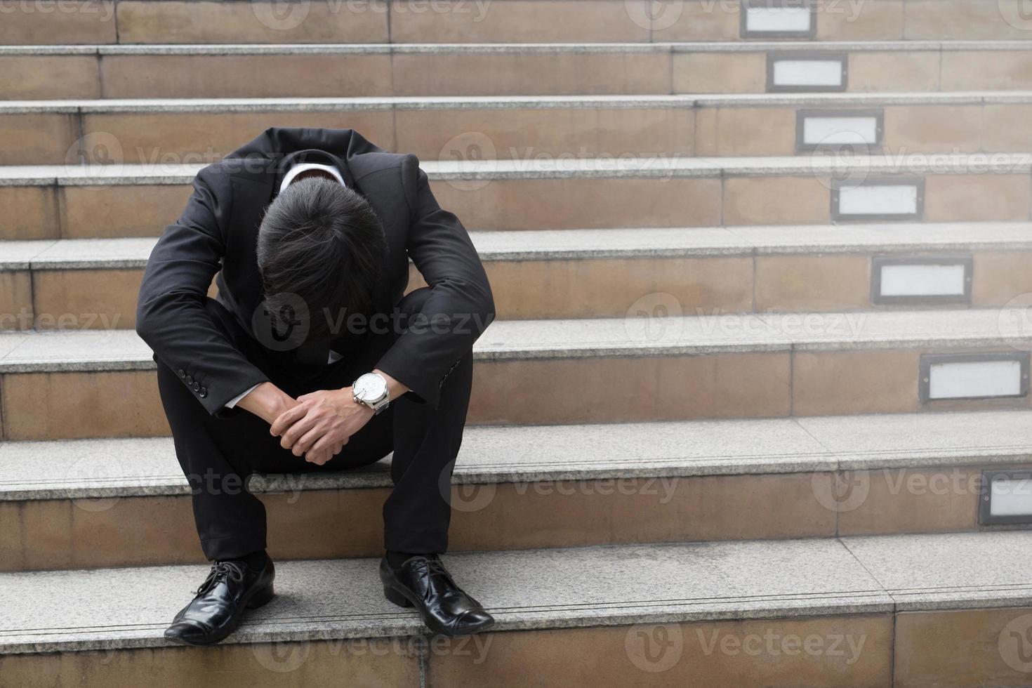 werkloos mensen crisis wanhoop en spanning mensen compressie in kantoor voelen stressvol kan niet maken besluit werkloos of depressie situatie spanning oorzaak mentaal problemen spanning en werkloos concept. foto