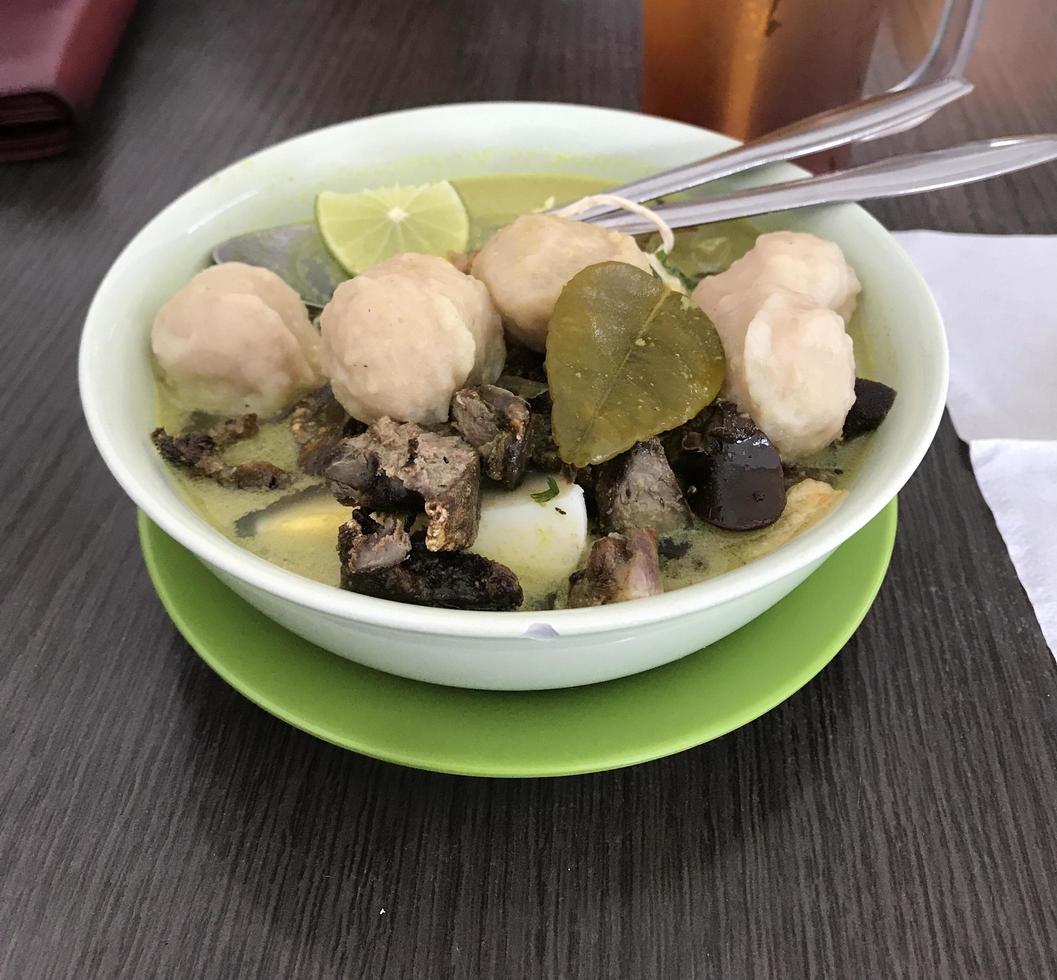 soto is een typisch Indonesisch voedsel met lever en gehaktbal toppings plus limoen net zo een extra smaakstof. binnen Daar is versnipperd kip met heerlijk warm rijst- foto