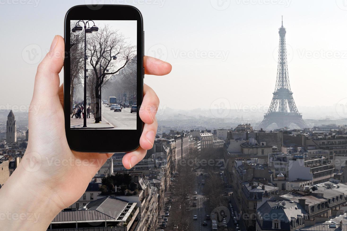 toerist nemen foto van wegen in Parijs in voorjaar