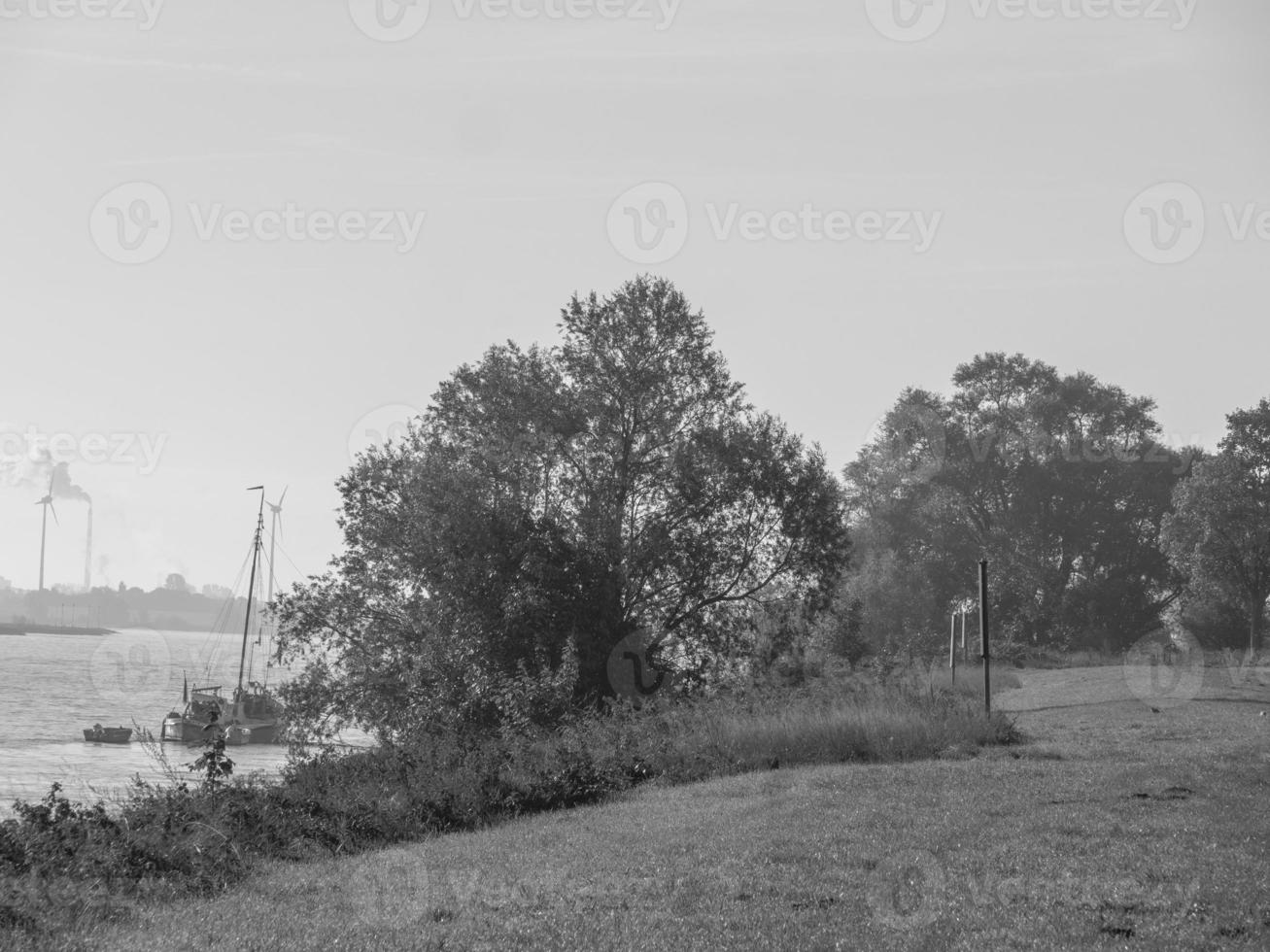 de klein dorp van gegroet Bij de rivier- Rijn foto