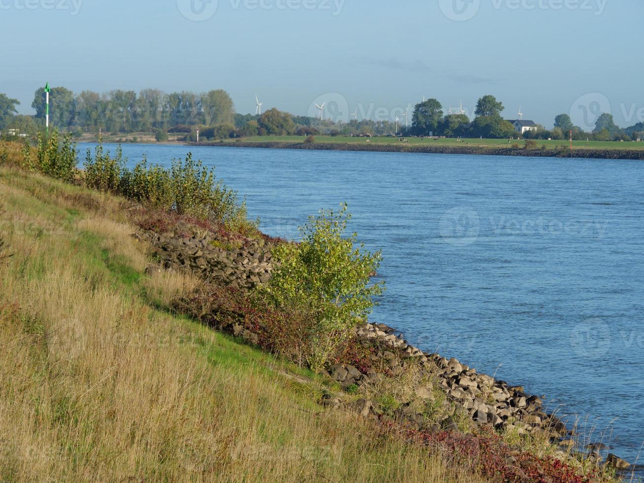 gegroet dorp Bij de Rijn rivier- foto