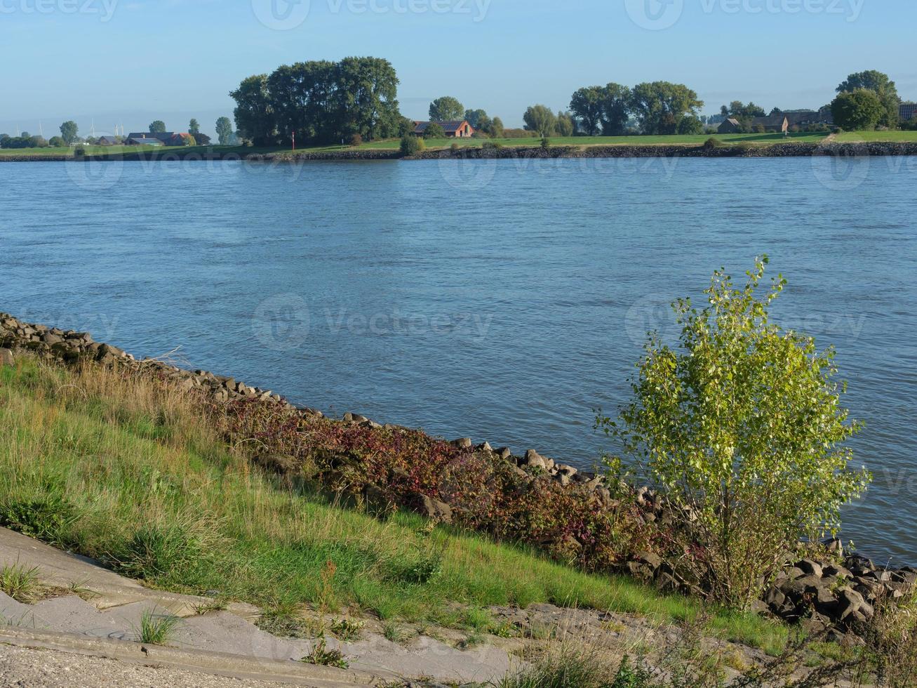 gegroet dorp Bij de Rijn rivier- foto