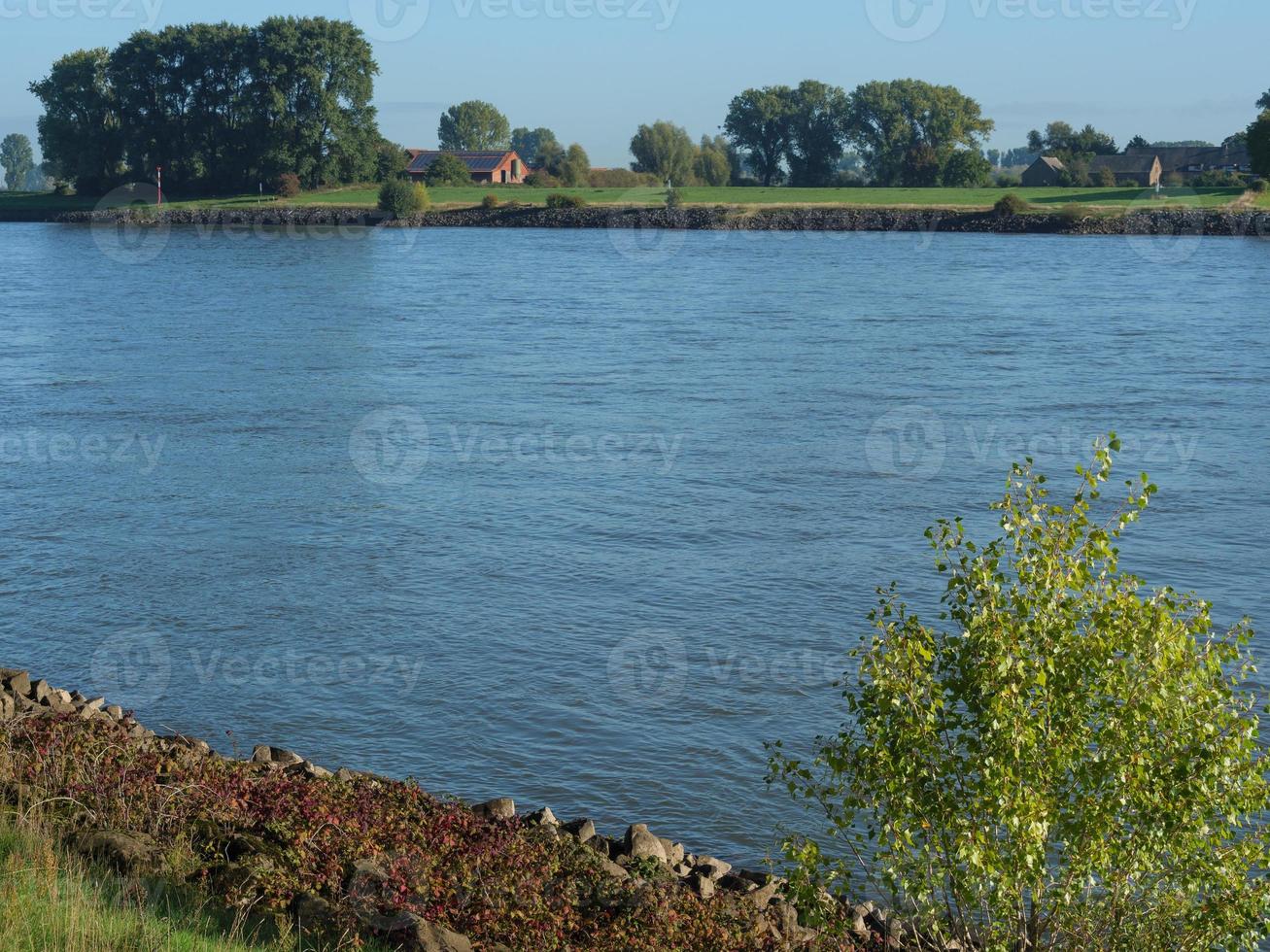 gegroet dorp Bij de Rijn rivier- foto