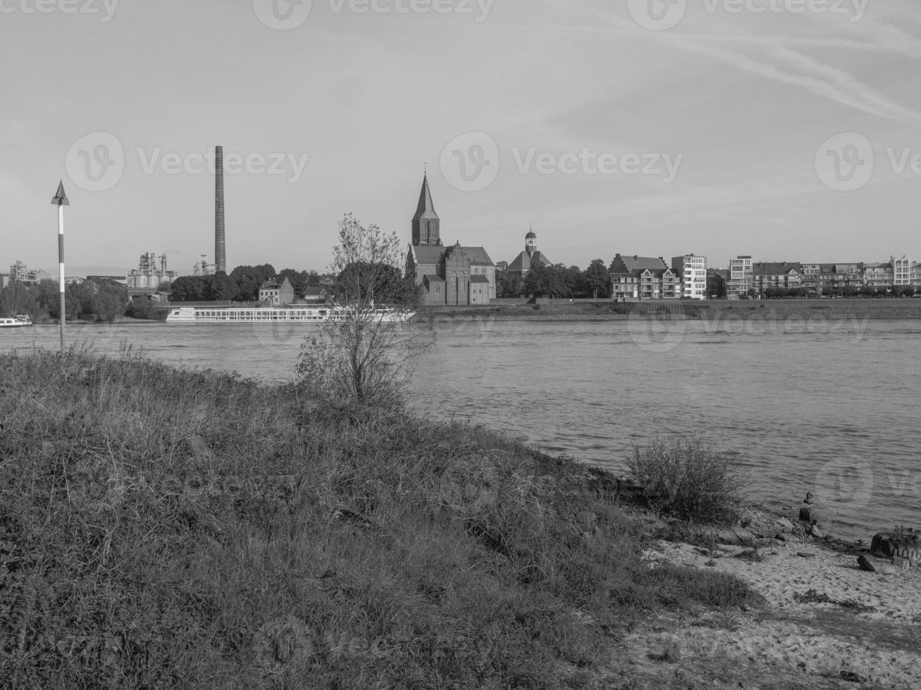 de klein dorp van gegroet Bij de rivier- Rijn foto