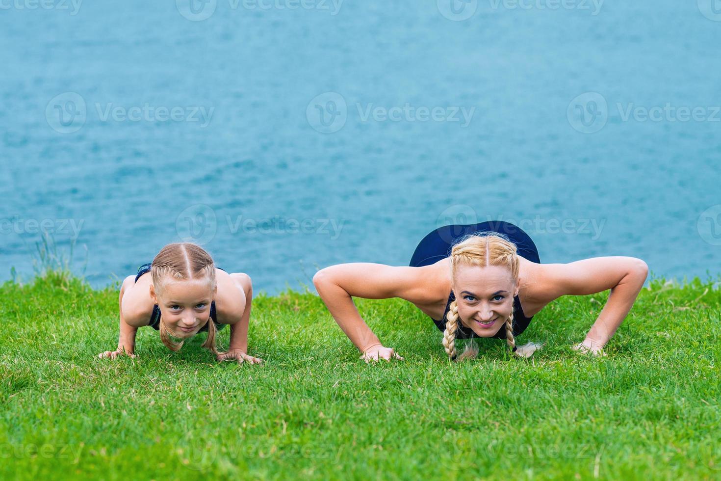 weinig girt en vrouw zijn aan het doen opdrachten foto