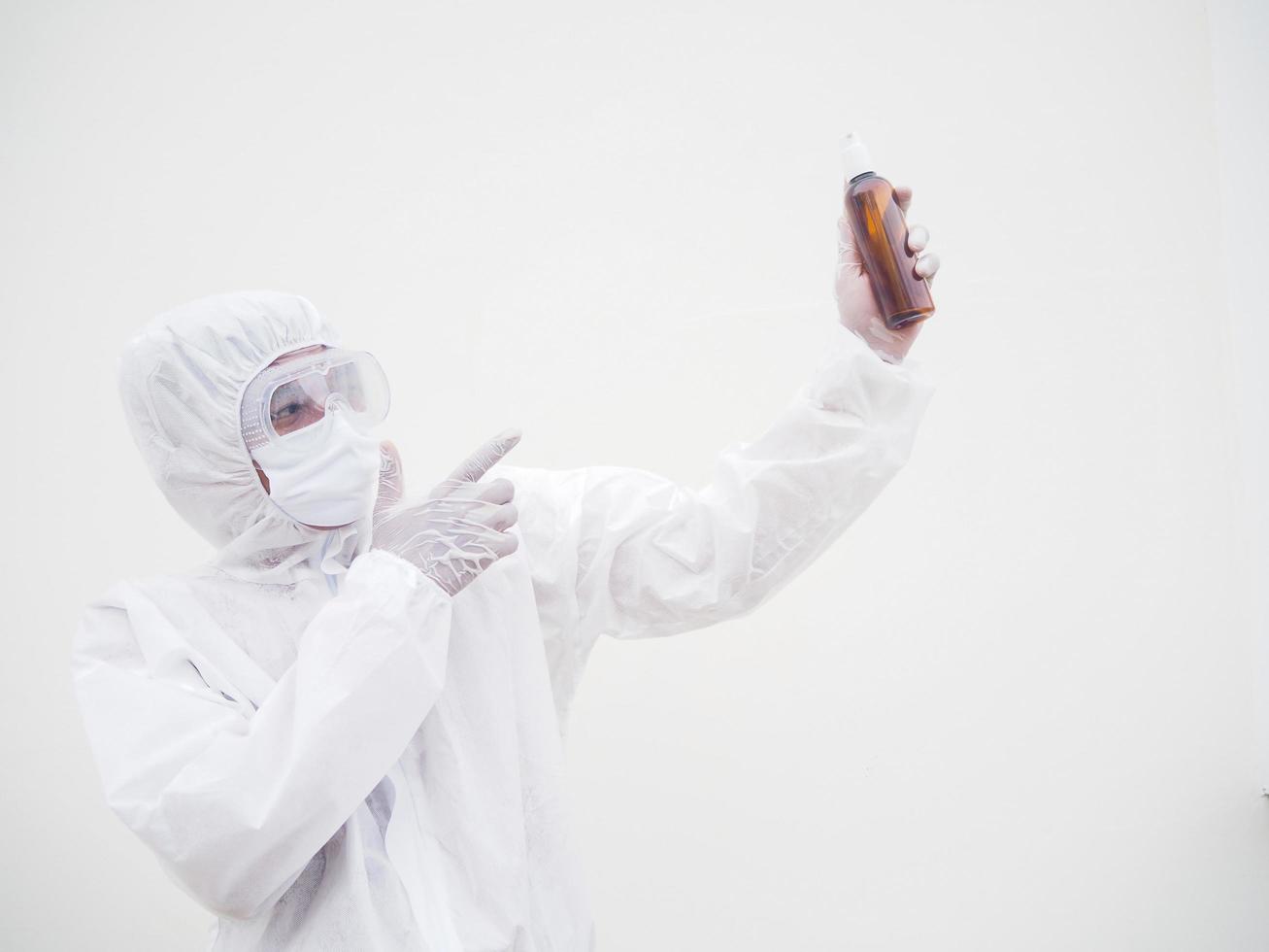 portret van dokter of wetenschapper in ppe suite uniform Holding plastic fles met huid zorg Product. covid-19 concept geïsoleerd wit achtergrond foto