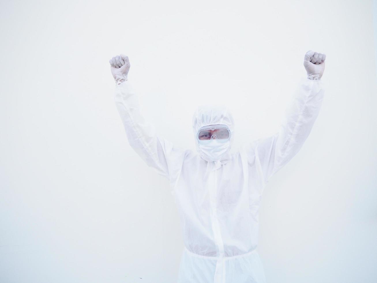 geslaagd emotioneel Aziatisch dokter of wetenschapper in ppe suite uniform terwijl op zoek vooruit. klemt zich vast vuisten met genoegen, geluk, viert zijn zege, heeft Super goed triomf. geïsoleerd wit achtergrond foto