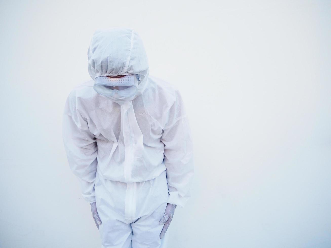 Aziatisch mannetje dokter of wetenschapper in ppe suite uniform met vervelend gezicht masker beschermend. de humeur is Leuk vinden verdrietig en kalm, coronavirus of covid-19 concept geïsoleerd wit achtergrond foto