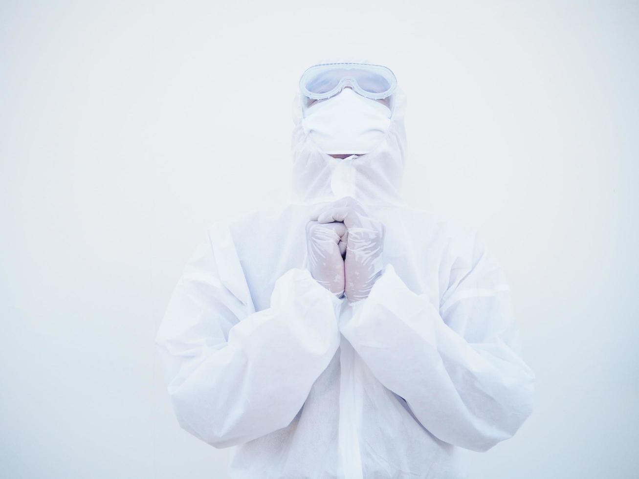 detailopname van Aziatisch mannetje dokter of wetenschapper in ppe suite uniform heeft spanning en bidden gedurende een het uitbreken van coronavirus of covid-19 geïsoleerd wit achtergrond. foto