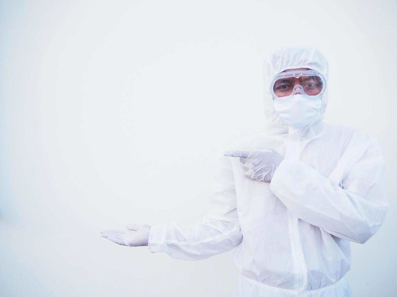 Aziatisch mannetje dokter of wetenschapper in ppe suite uniform tonen richten vingers weg Bij kopiëren ruimte terwijl staand en op zoek naar voren. coronavirus of covid-19 concept geïsoleerd wit achtergrond foto