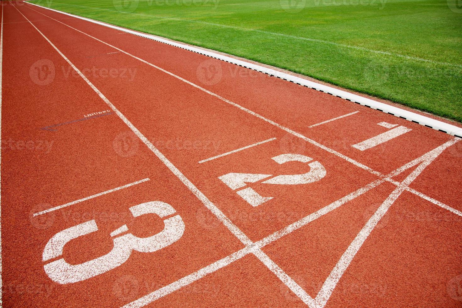atleet bijhouden of rennen bijhouden met drie getallen rijstroken en gazon foto