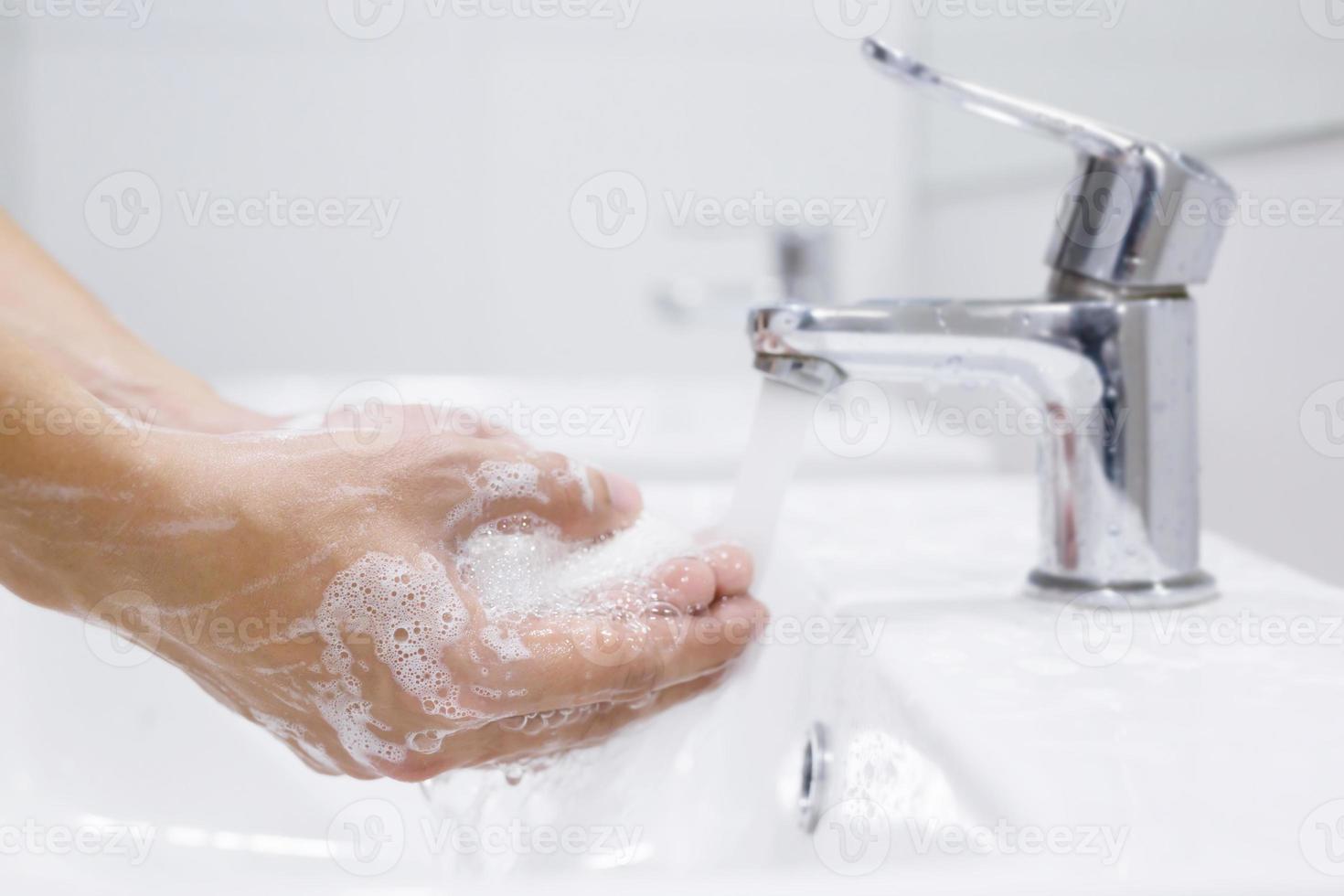 hygiëne. schoonmaak handen. het wassen handen met zeep onder de kraan met water betalen aarde. voorkomen steriliseren kiem bacterie ziekte. Gezondheid zorg concept. foto