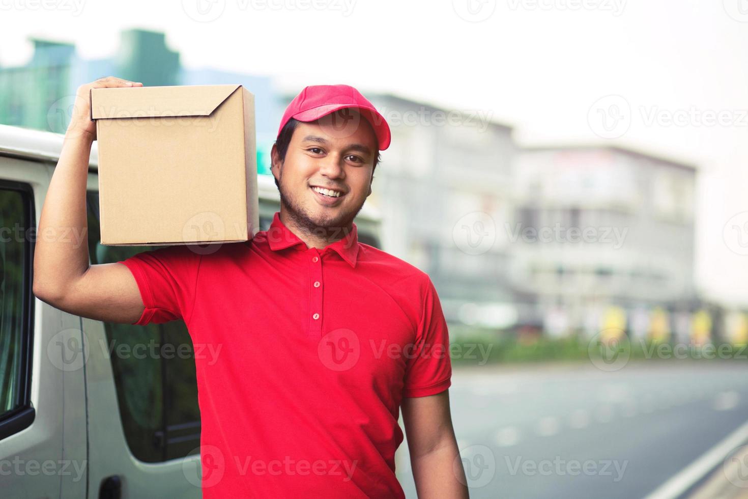 pakketbezorger van een pakket via een dienst naar huis sturen. verzend hand indiening klant die een levering van dozen van bezorger accepteert. foto