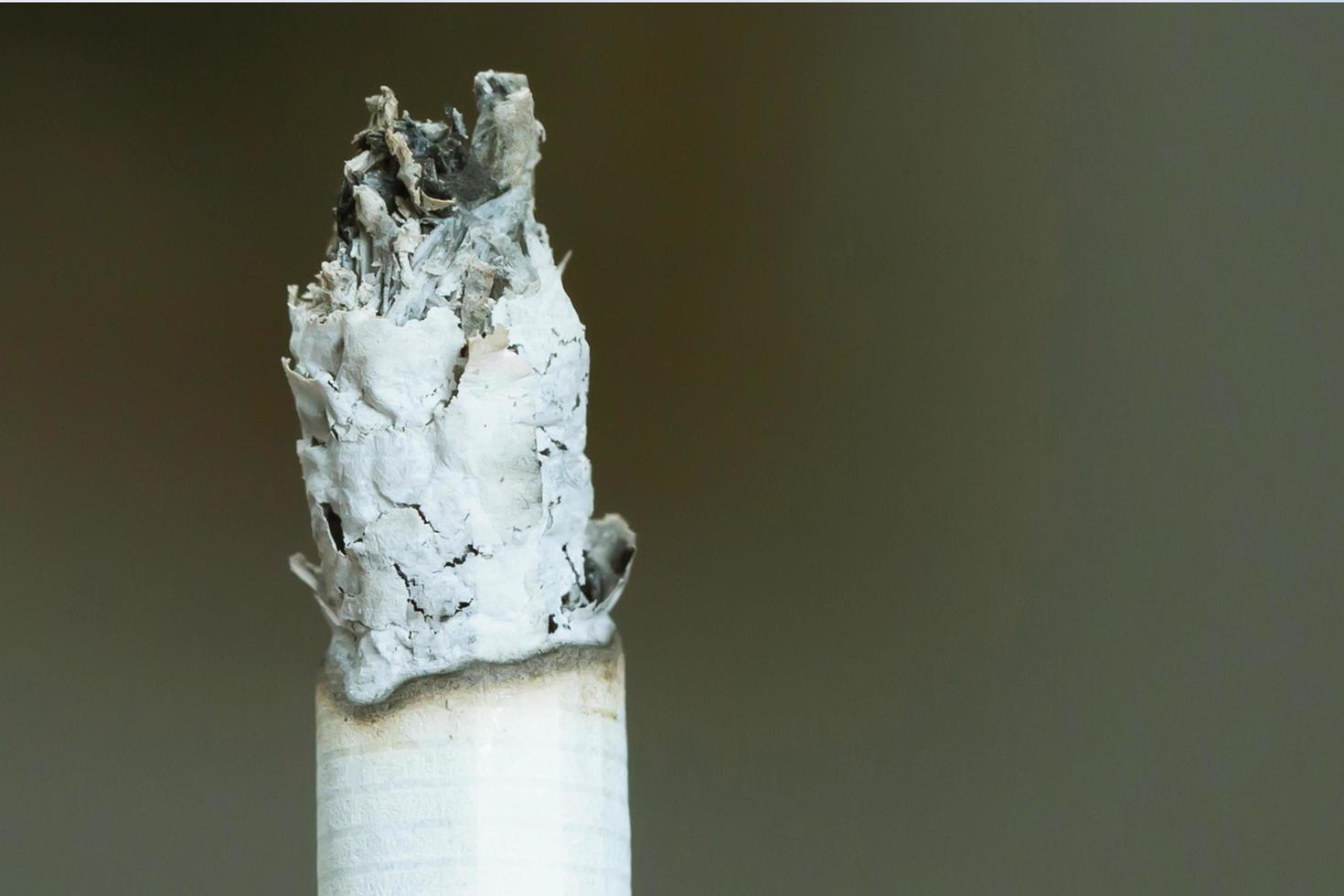 Mens Holding roken een sigaret in hand. sigaret rook verspreiding. foto