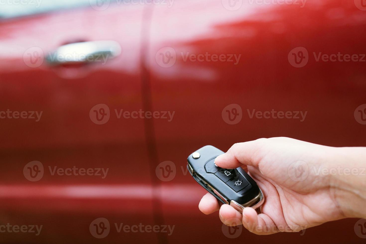 dame vrouw Holding auto sleutels met auto Aan achtergrond. foto