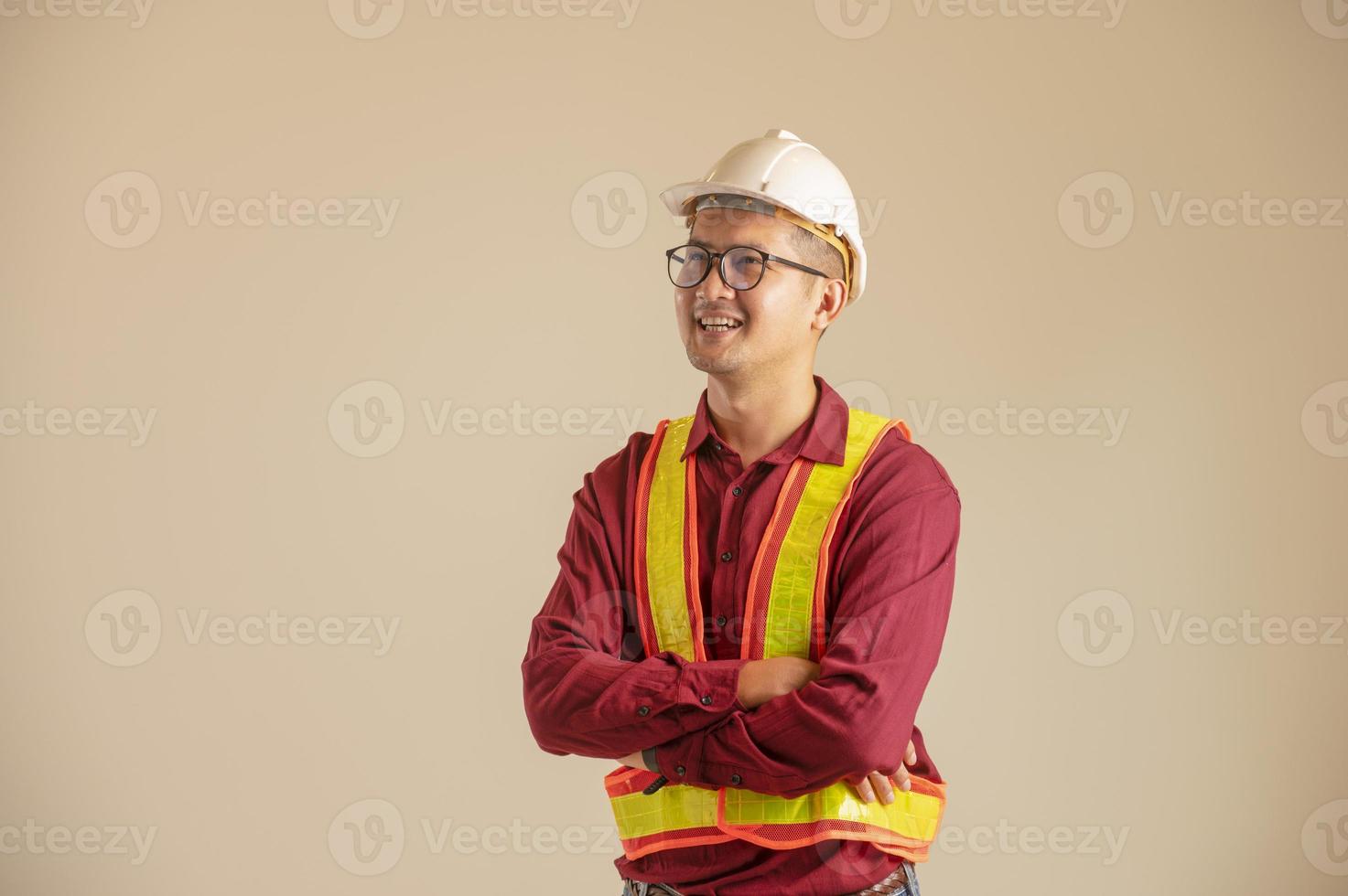 portret van een Aziatisch ingenieur aan het studeren een kamer plan civiel ingenieur Bij bouw plaats foto