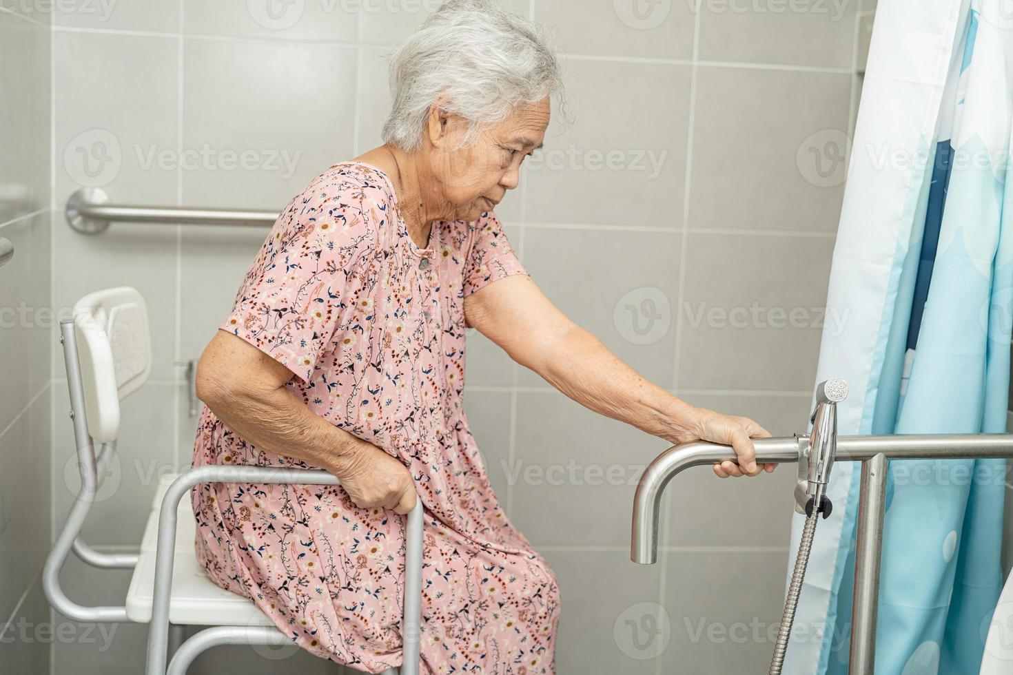Aziatische senior of oudere oude dame vrouw patiënt gebruik toilet badkamer handvat beveiliging in verpleegafdeling ziekenhuis, gezond sterk medisch concept. foto
