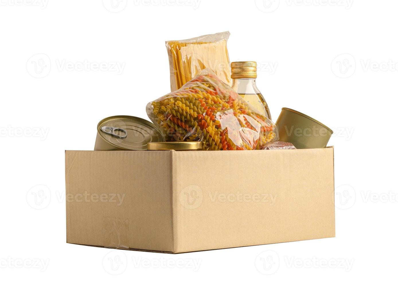 voedsel voor donatie, opslag en levering. verschillende soorten voedsel, pasta, bakolie en ingeblikt voedsel in kartonnen doos. foto