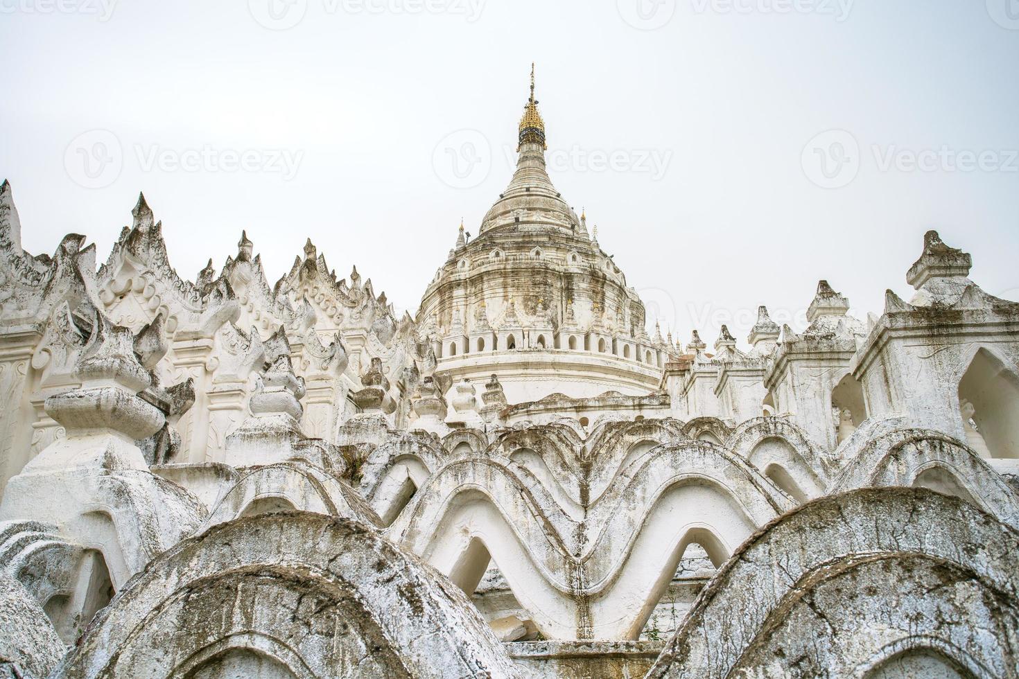 hsinbyume pagode, of myathindan pagode, wit pagode gemodelleerd Aan fysiek Beschrijving van de boeddhistisch mythologisch berg, monteren meru, gelegen Aan western bank van irrawaddy rivier, mingun, sagen foto