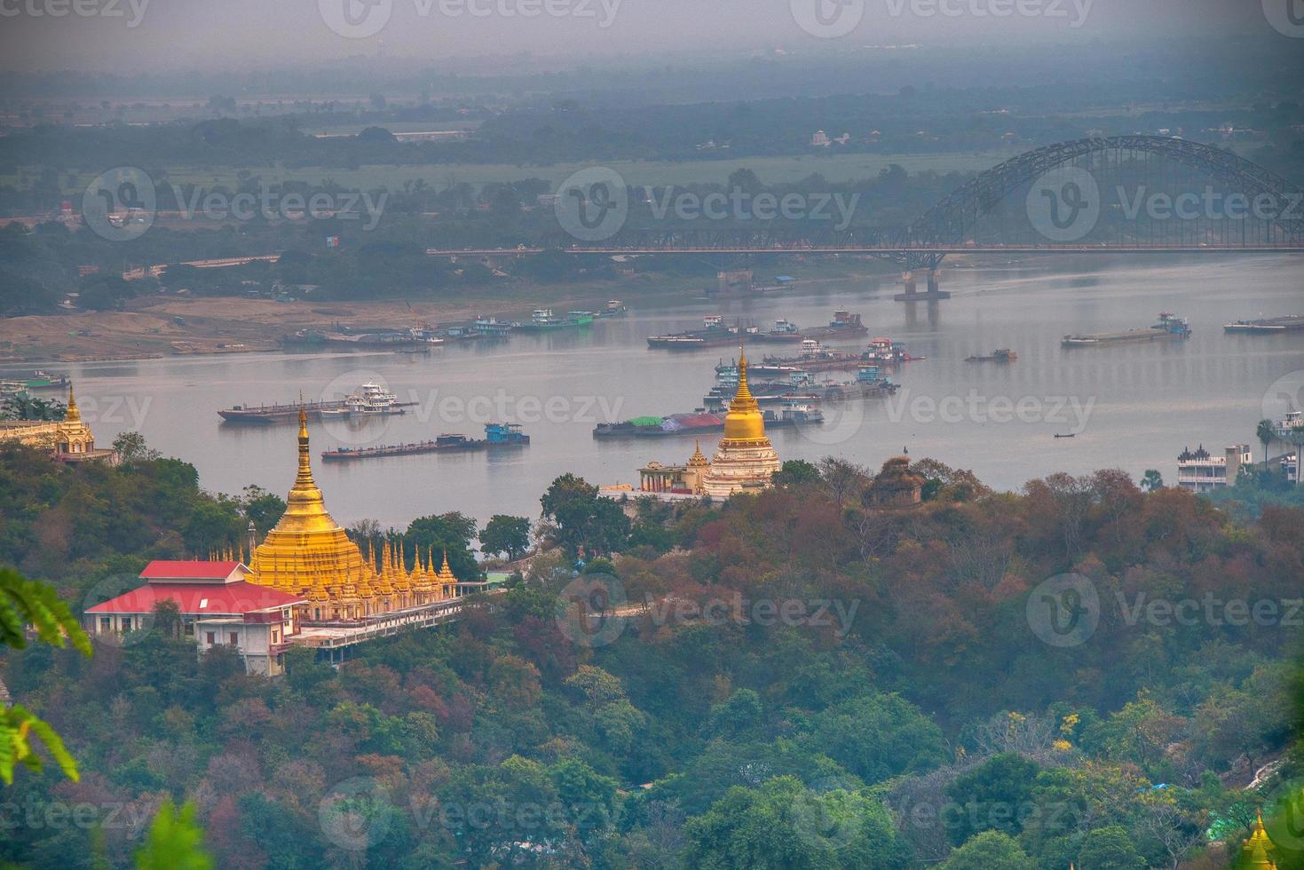 sagen heuvel met talrijk pagodes en boeddhistisch kloosters Aan de irrawaddy rivier, sagen, Myanmar foto