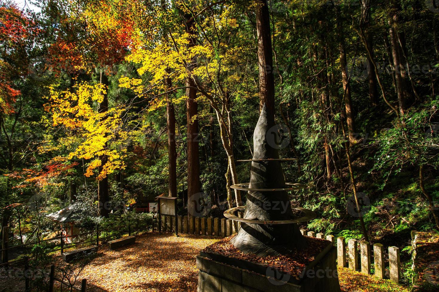 herfst tafereel van kurama-dera, een tempel gelegen Bij de baseren van monteren kurama in de ver noorden van Kyoto prefectuur, kansai, Japan foto