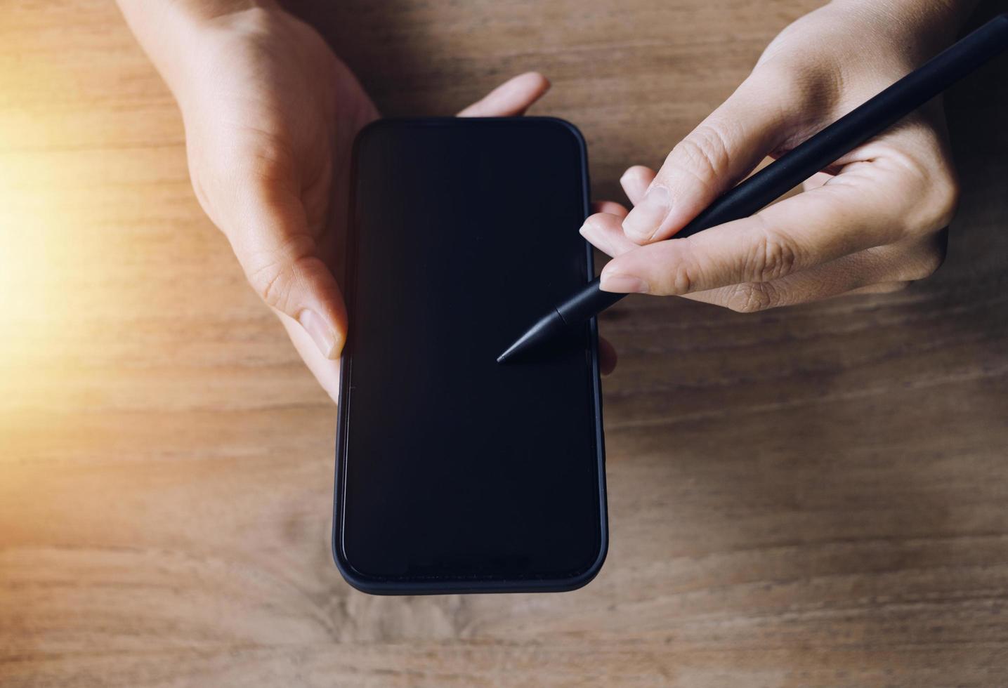 bedrijf team Geschenk. professioneel investeerder werken nieuw begin omhoog project. financiën managers vergadering.digitaal tablet aanmeren scherm computer ontwerp slim telefoon gebruik makend van, in ochtend- licht foto