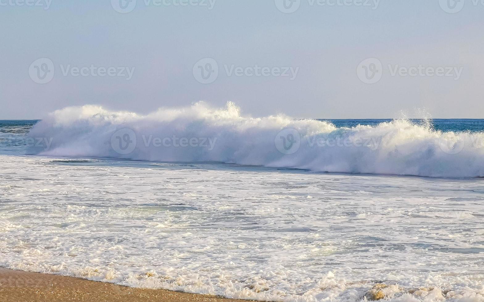 extreem reusachtig groot surfer golven Bij strand puerto escondido Mexico. foto