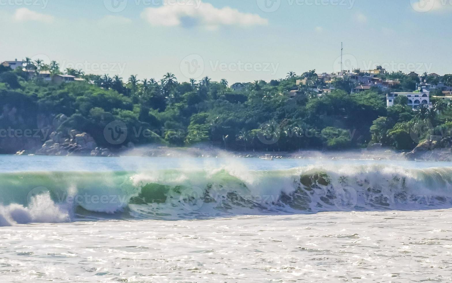 extreem reusachtig groot surfer golven Bij strand puerto escondido Mexico. foto