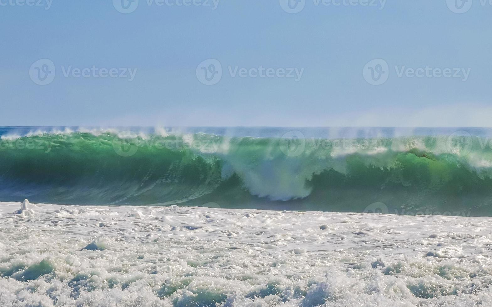 extreem reusachtig groot surfer golven Bij strand puerto escondido Mexico. foto