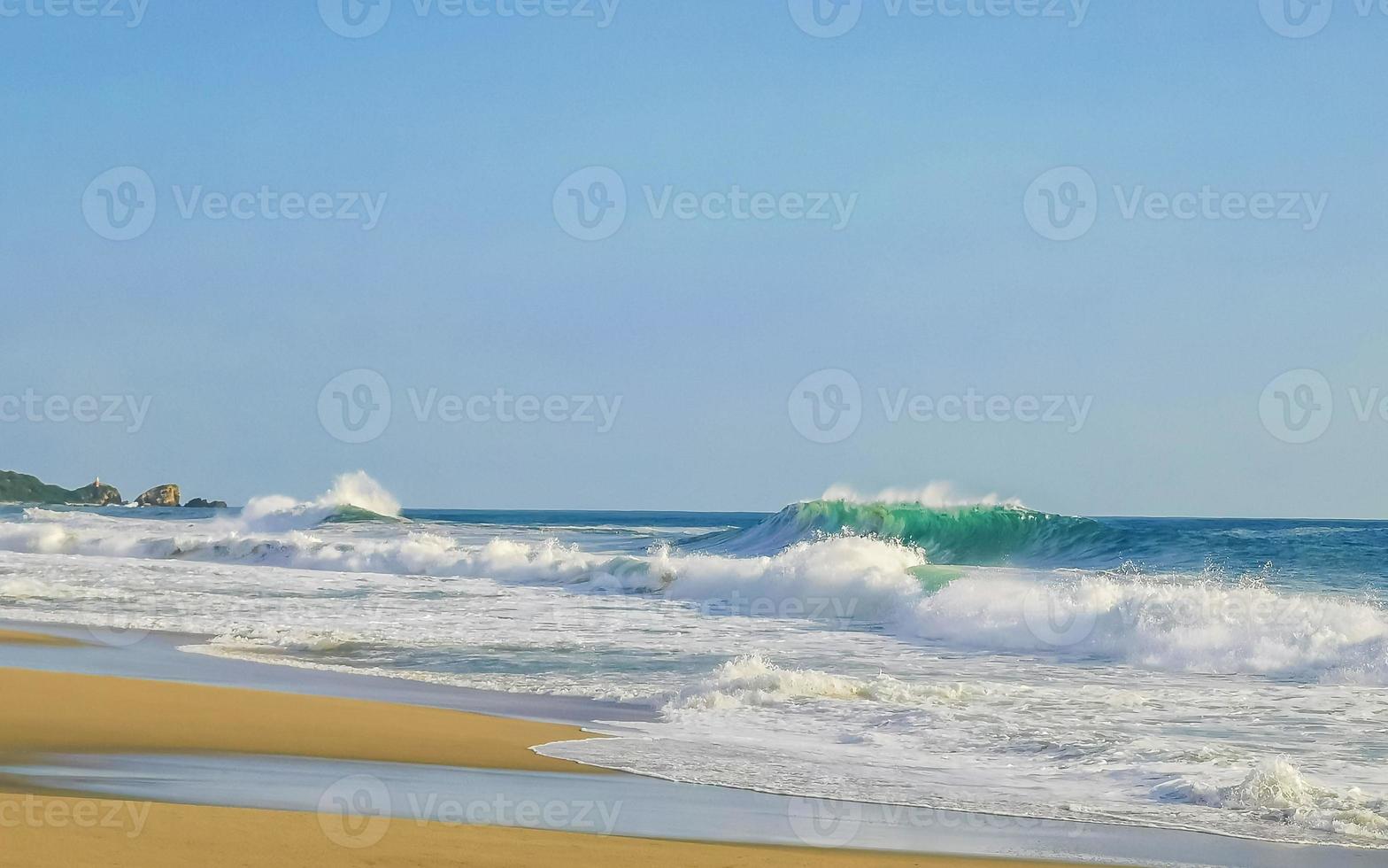 extreem reusachtig groot surfer golven Bij strand puerto escondido Mexico. foto