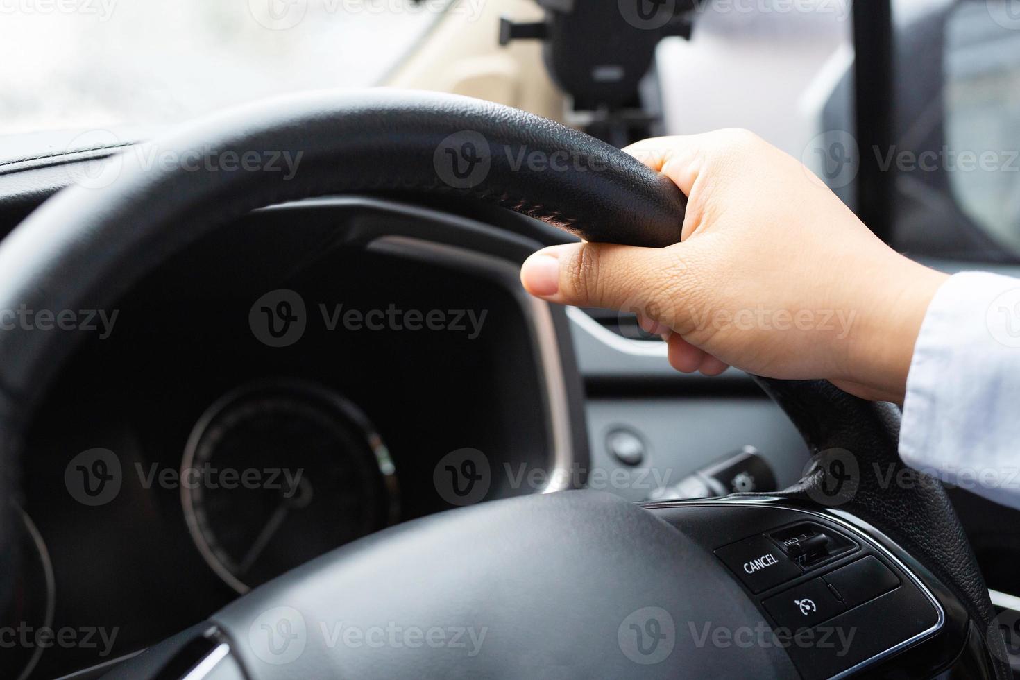 een vrouw is het rijden naar werk Bij de kantoor, focus Aan gezicht foto