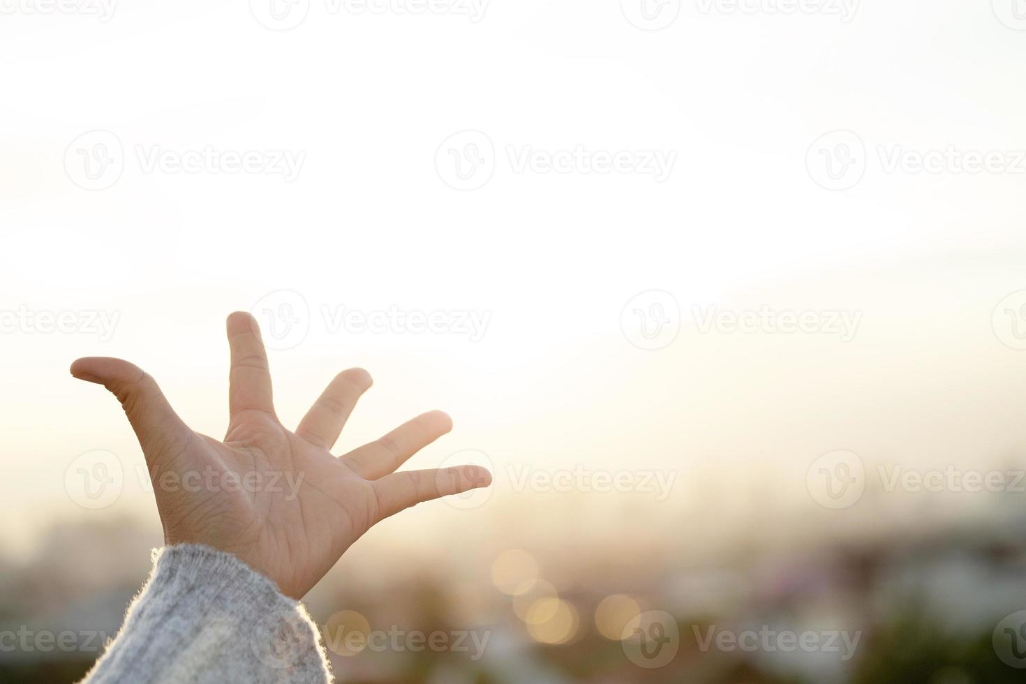 Dames verhogen hun handen naar vragen voor zegen van god. foto