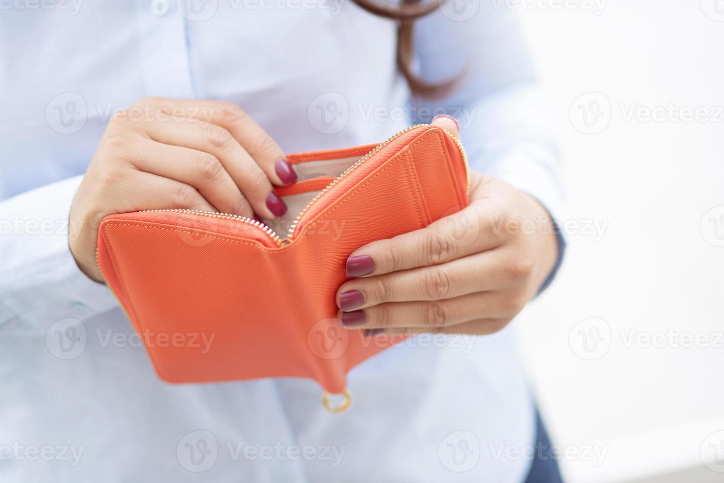 vrouw Holding een mode portemonnee, ze is boodschappen doen Bij een afdeling op te slaan. foto