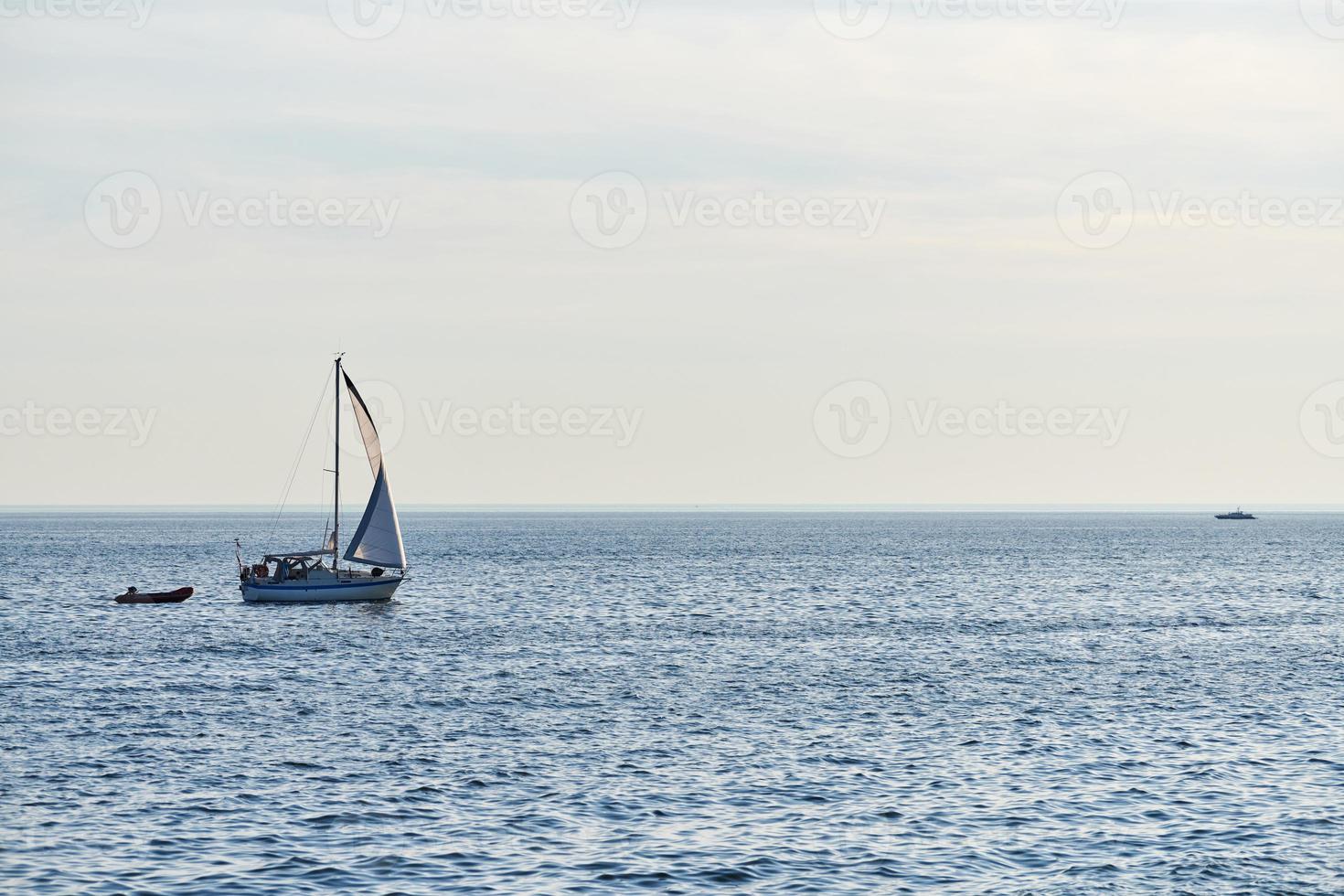 zeilboten in mooi kalmte zee, Doorzichtig blauw lucht achtergrond, actief vakantie, zomer avontuur foto