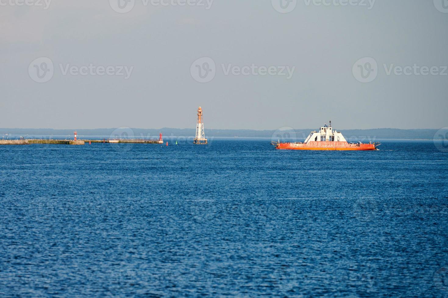 passagier en auto veerboot vaartuig cruisen diep blauw zee. roll-on afrollen veerboot schip naderen haven foto