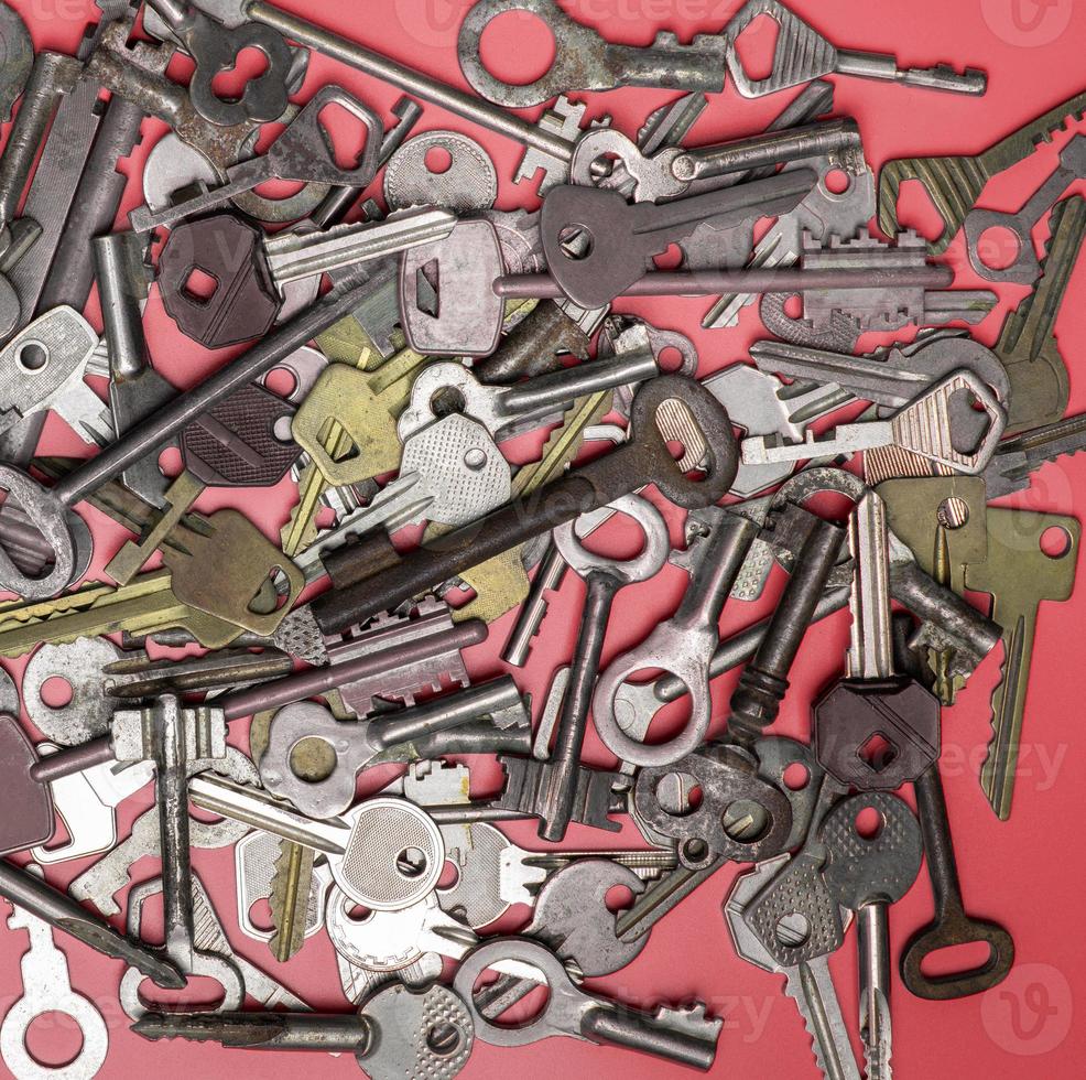 sleutels ingesteld op roze achtergrond. deurslot sleutels en kluizen voor de juiste foto