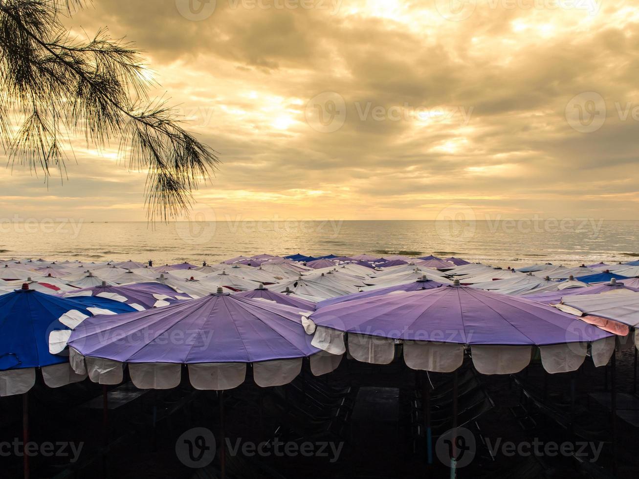 groot paraplu druk langs de strand foto