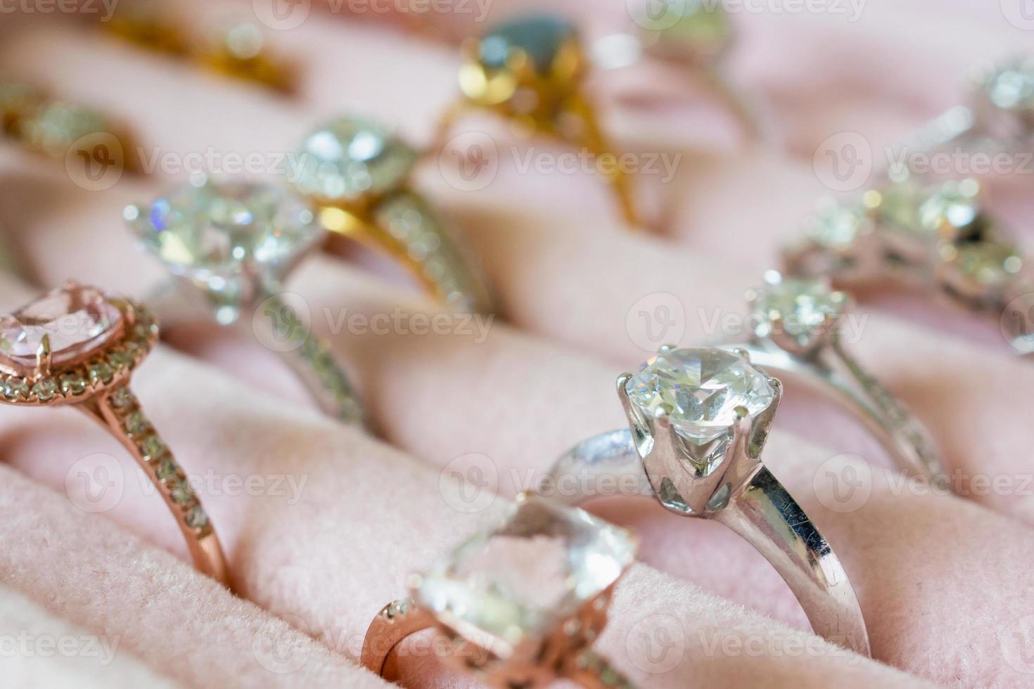 sieraden diamanten ringen en oorbellen in doos foto