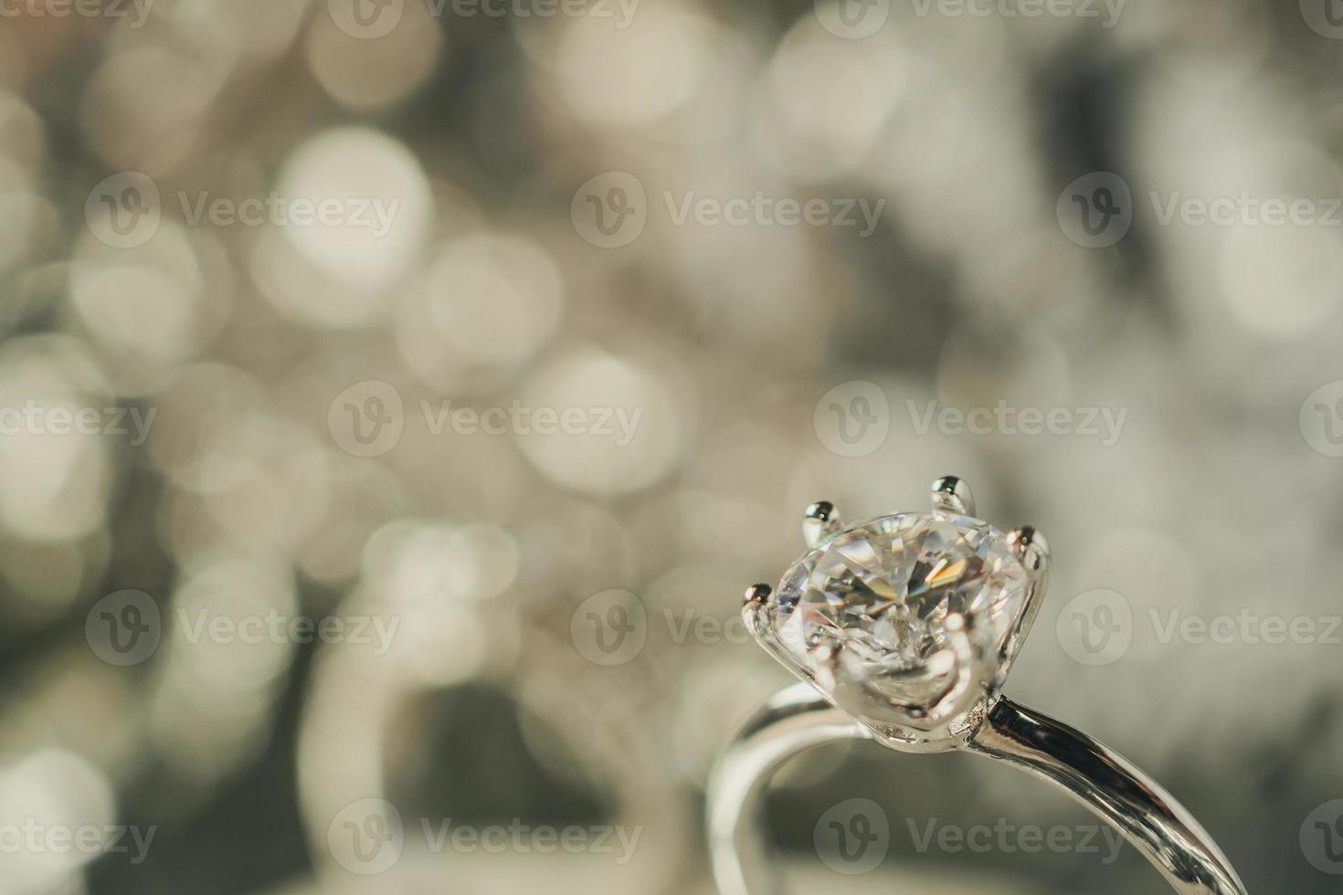 luxe diamanten verlovingsring met abstracte bokeh lichte achtergrond foto