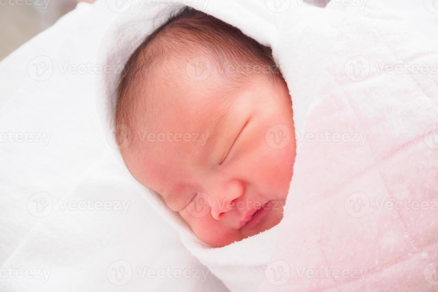 pasgeboren baby meisje slapen foto